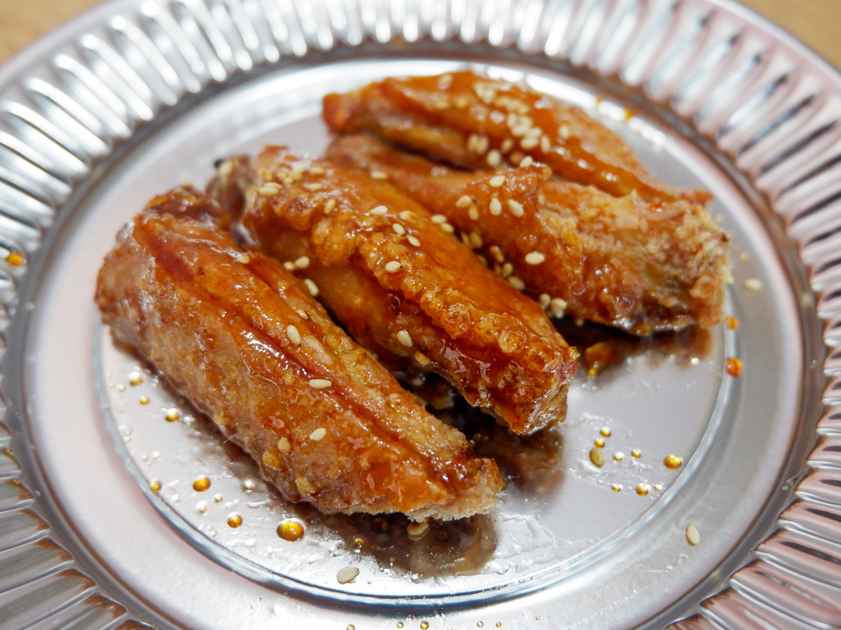 女性に人気という「甘辛手羽中」(4本・330円)。これはご飯に合う!