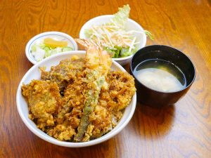 「季節の天丼」1320円。季節の、だけあって天ぷらはその時々の旬の食材に