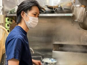 店主の塚本さんは静岡生まれ。京都や兵庫県で料理の修業をし、関西の出汁に魅了されたと言います