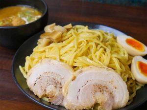 「魚介つけ麺SP」1000円（メガ盛り）。タピオカ粉入りの麺はツルッツルでモッチモチ！