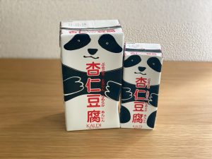 牛乳パック型の四角いパッケージにパンダの絵柄の「パンダ杏仁豆腐」は、サイズが2つあり、大は537gで440円、小は215gで194円