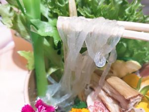 九州産のサツマイモと北海道産のジャガイモのでん粉を、奈良県の春雨職人にラーメン用に特殊配合してもらい製麺したこだわりのグラスヌードル（春雨麺）