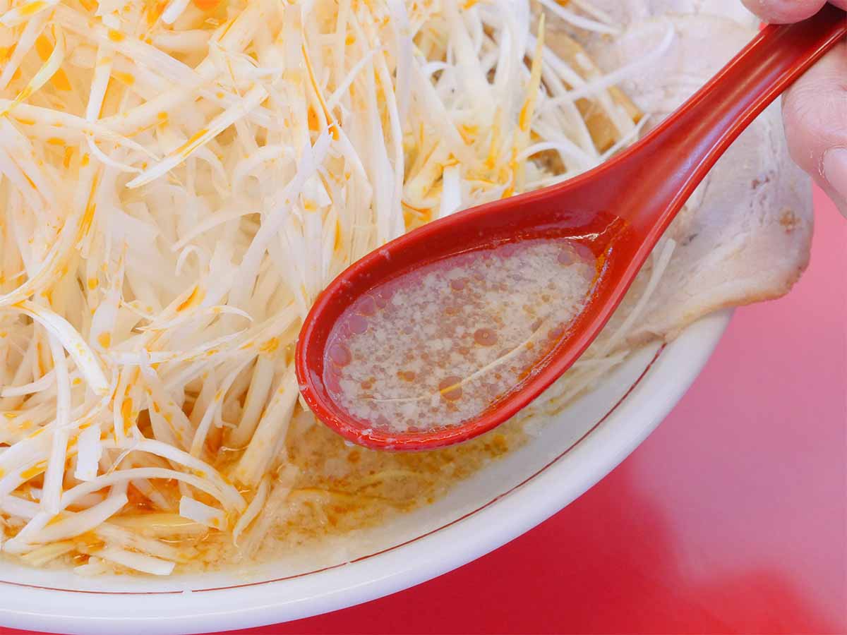 スープは最初透明感あり、背脂がプチプチ浮いている。時間が経つと溶け出しクリーミーな色に