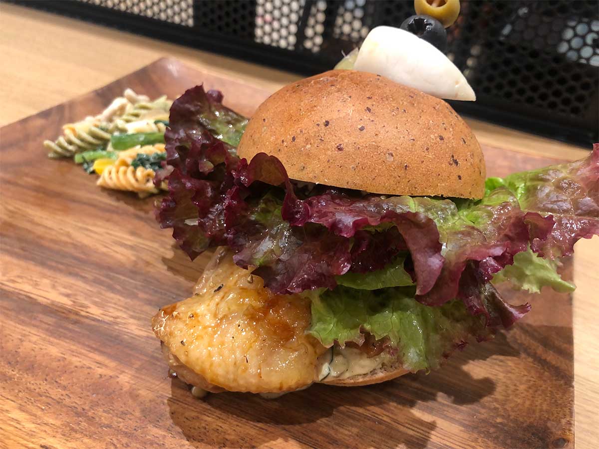 「Torishige Chiken Burger（たれ）with クリームチーズ」994円（税込）。注文後、奥の厨房で手際良く丁寧な作業で調理してくれる