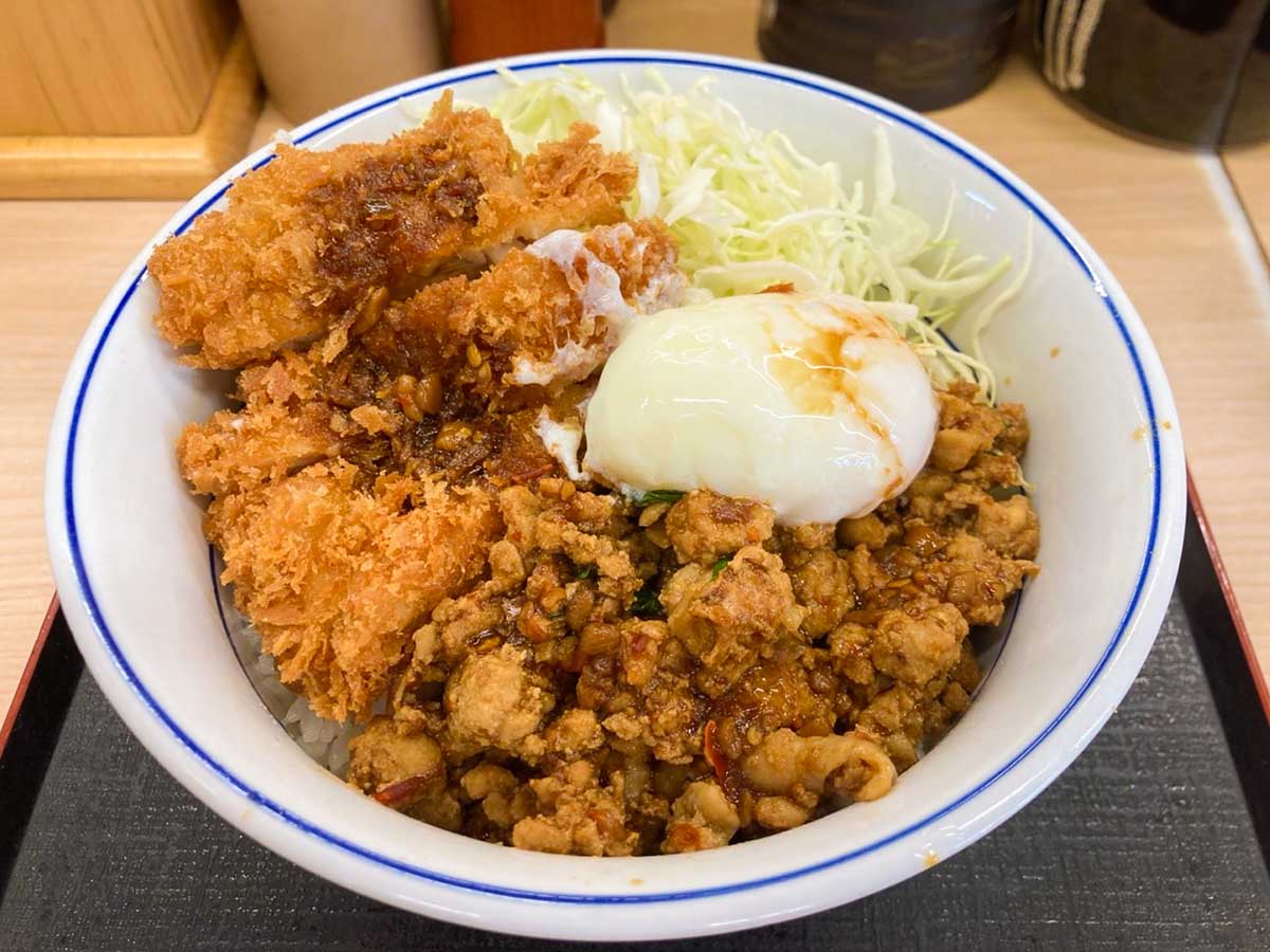 今回は「鶏ガパオチキンカツ丼」イートイン759円、テイクアウト745円（ともに税込）をオーダー