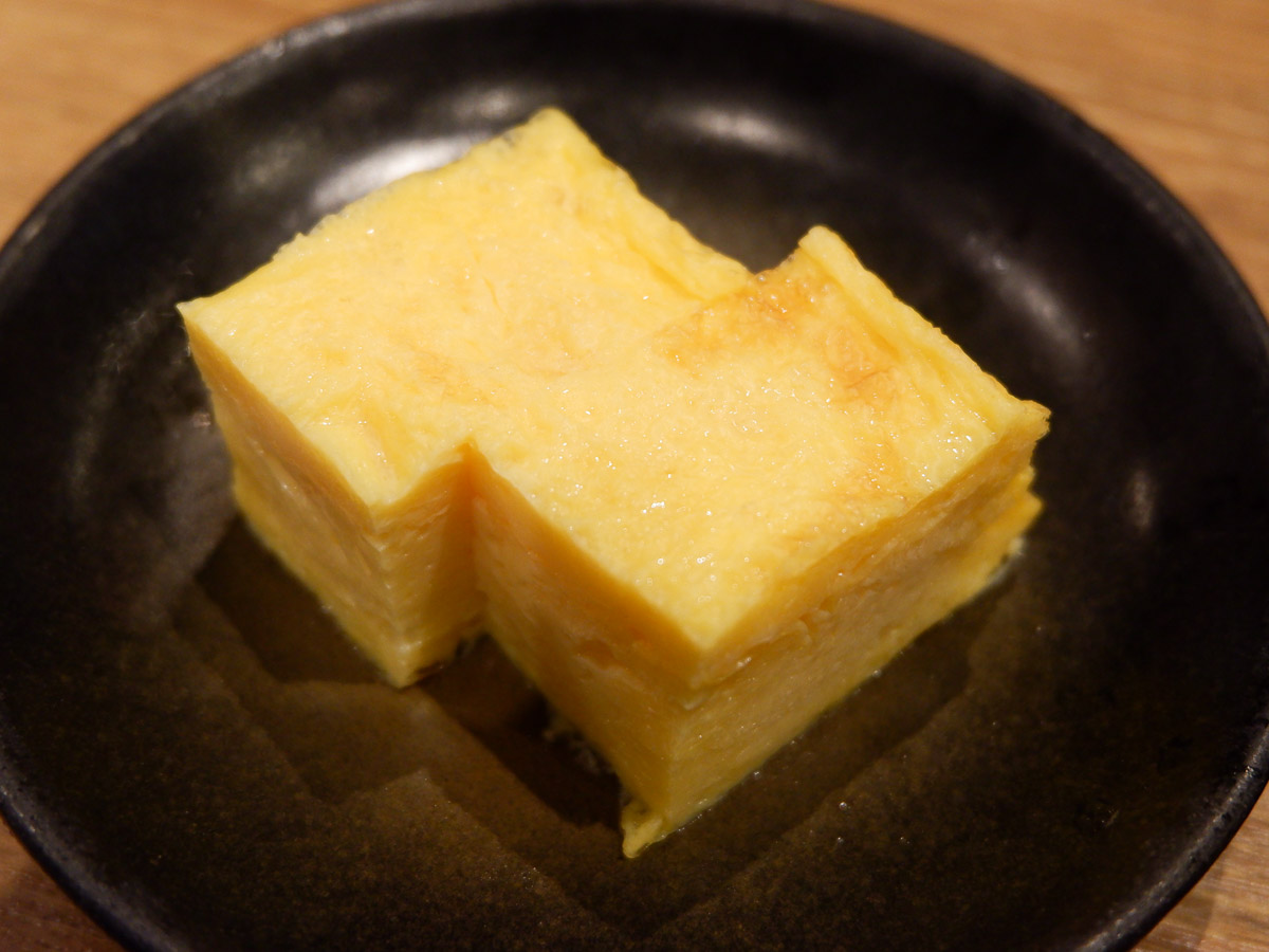 玉子焼きは関東風ながら甘さは控えめ。しっとり、そしてフワッとした舌触りが心地よい玉子焼きです