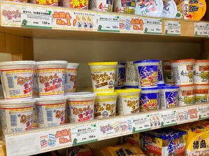 徳島のご当地即席麺「金ちゃんヌードル」、「金ちゃんラーメン」。東京・有楽町の徳島県アンテナショップにはいろいろな種類が売っています