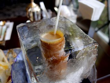 コーヒーが巨大な氷塊ごと登場！ 『神戸にしむら珈琲店』で噂の「氷の器のコーヒー」を飲んできた