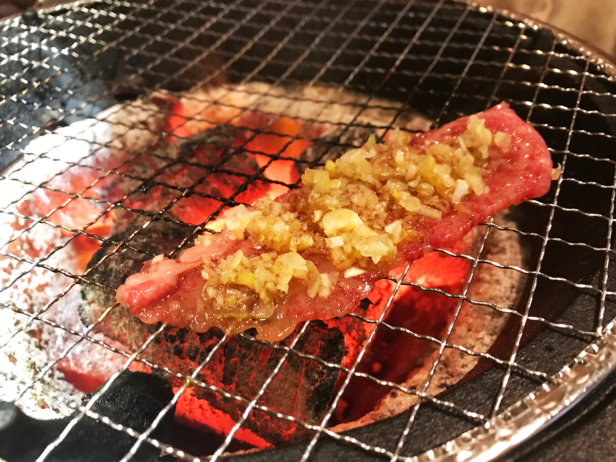 上質肉が一皿220円から！大阪人に愛される焼肉店『万両』の「昼から万両」の魅力とは？