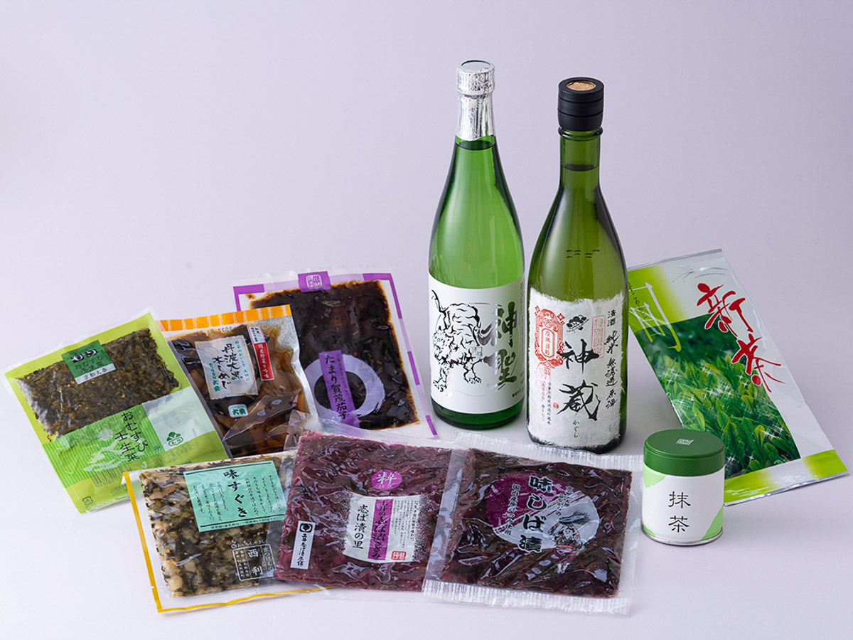 いずれのセットにも京の酒（京都の酒造好適米を使用した日本酒1本）、宇治茶（高級玉露または抹茶）、京都産食材を使用した京漬物セット、さらに日本酒が1本ついてくる