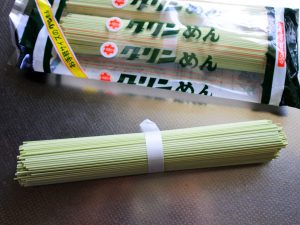 どんな味？ 北海道で食べられている緑色の冷や麦「グリンめん」って何？