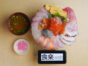「おまかせ海鮮丼」1500円のゴハン大盛り。ゴハン大盛りの追加料金はなし。ありがたい～