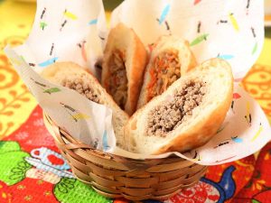ロシアではお惣菜パン的な存在のピロシキ。生地も工程も中身も日本では考えられないくらいの種類があるピロシキ