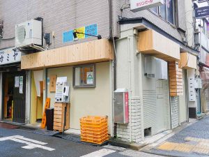 店の目印は黒文字で『麺屋周郷』の店名が刻まれた表札。シンプルで洗練された日本料理店のような外観から、作り手のセンスの良さが漂います