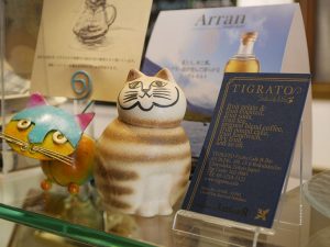 店名の「TIGRATO」（ティグラート）はイタリアで「トラ猫」の意味。店内のいたるところにいる「トラ猫」さんを探すのも楽しい