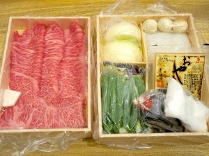 京都の『モリタ屋』は、京都だけでなく都内にも店舗はあるのですが、せっかくなら久しぶりに家族でおいしいものが食べたいと思い注文。きれいなサシの入った黒毛和牛が食欲をそそる。野菜がカットされた状態で届くのもありがたい