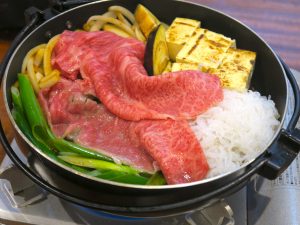 日本こんにゃく協会によると、「すき焼きで白滝と肉を並べると肉が硬くなるのは誤解」だそうだ。逆に、隣接させると肉の旨みを白滝が吸いやすくなる