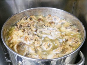 スープの一部。厨房でもひときわ存在感のある寸胴には鶏をはじめとした様々な食材が