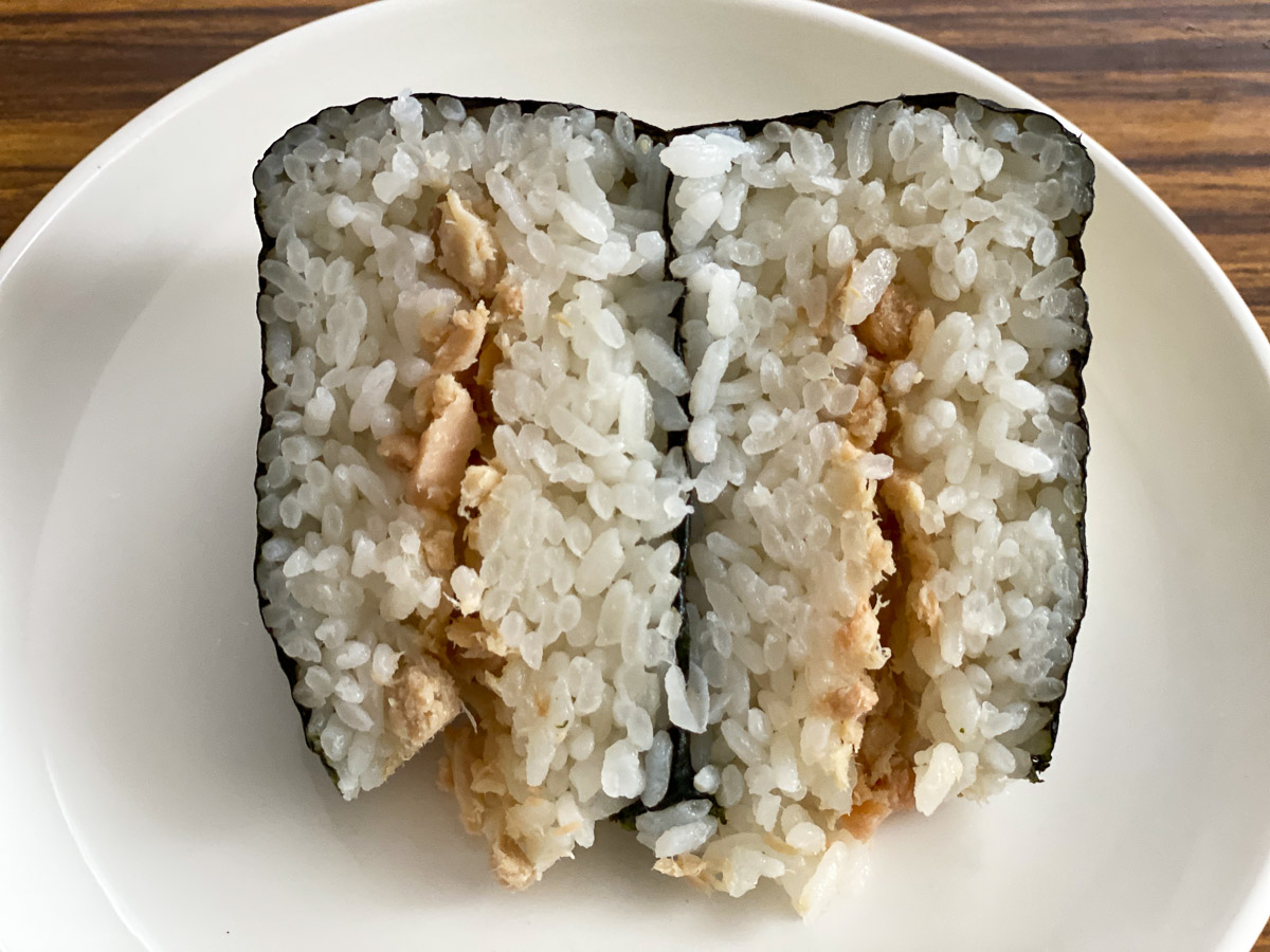 ミニストップの「当店炊きあげ 北海道産焼き鮭」を半分にカット