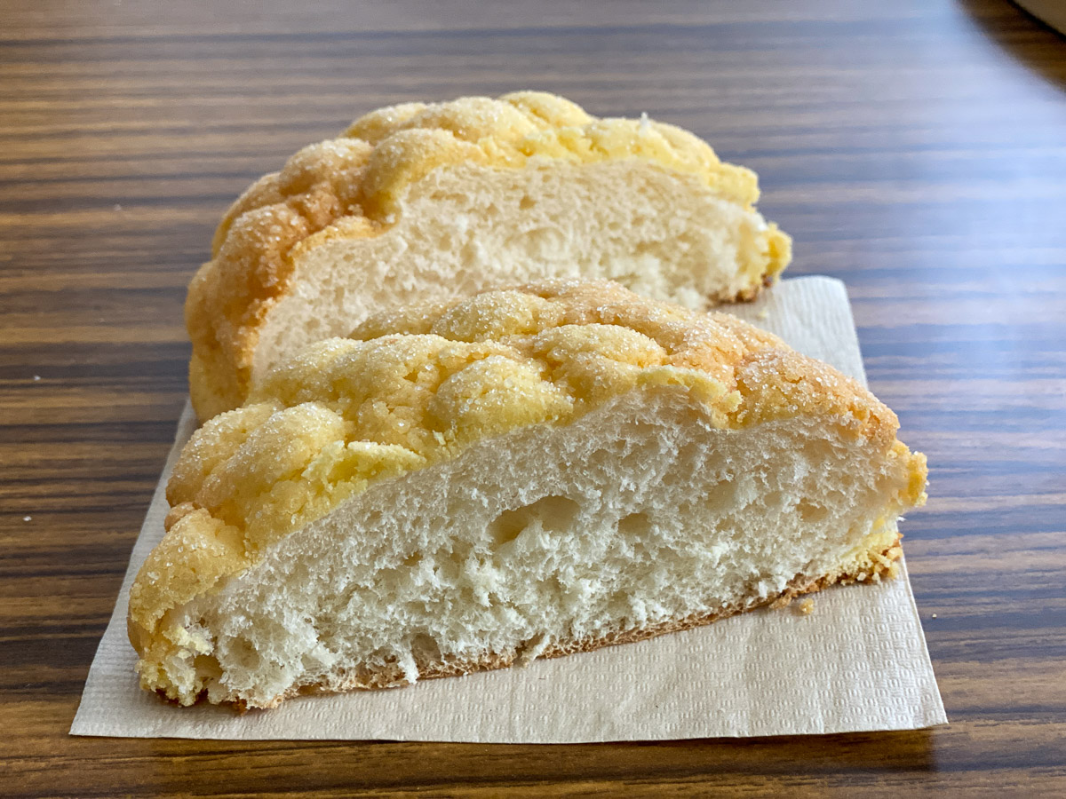 ローソンの「サックリメロンパン」。一番パンが柔らかい