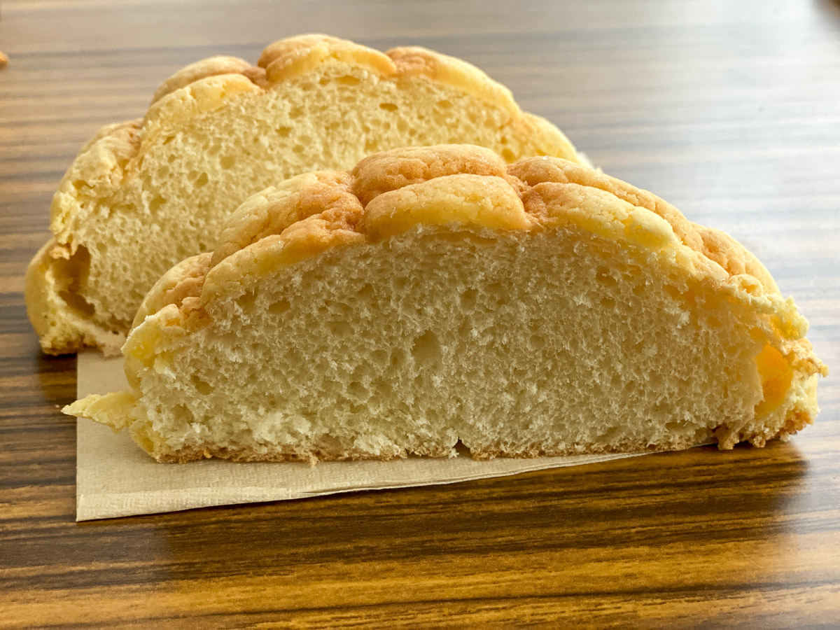 ファミリーマートの「ファミマ・ザ・メロンパン」。パンのどっしりさ加減が半端ない