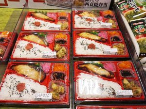 『角上魚類』の銀ダラ西京漬を、そのまま弁当にしたもの（750円・税込）も、弁当部門の大ヒット商品なのだとか