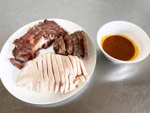 「鹿児島県産黒豚の釜焼きチャーシュー」「むし鶏 ピリ辛香味ソース」「牛スネ肉の香味スパイス煮」