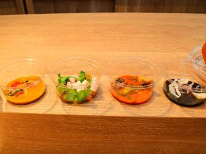 写真の左から、「野菜とカレー」、「激辛チョリソ」、「アジアンスパイシー」、「イカスミ」 ※こちらは試食用サイズ