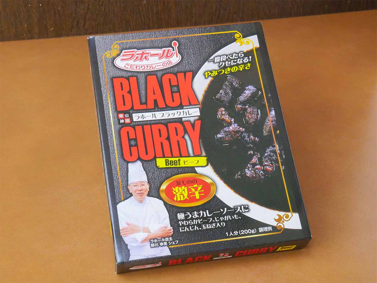 ブラックカレーのレトルトは1箱540円。店頭またはネットで販売中
