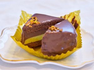 チョコレートの下に、ココアスポンジ、ピスタチオチョコソース、ピスタチオチョコムース、ココアスポンジの順で層になっています