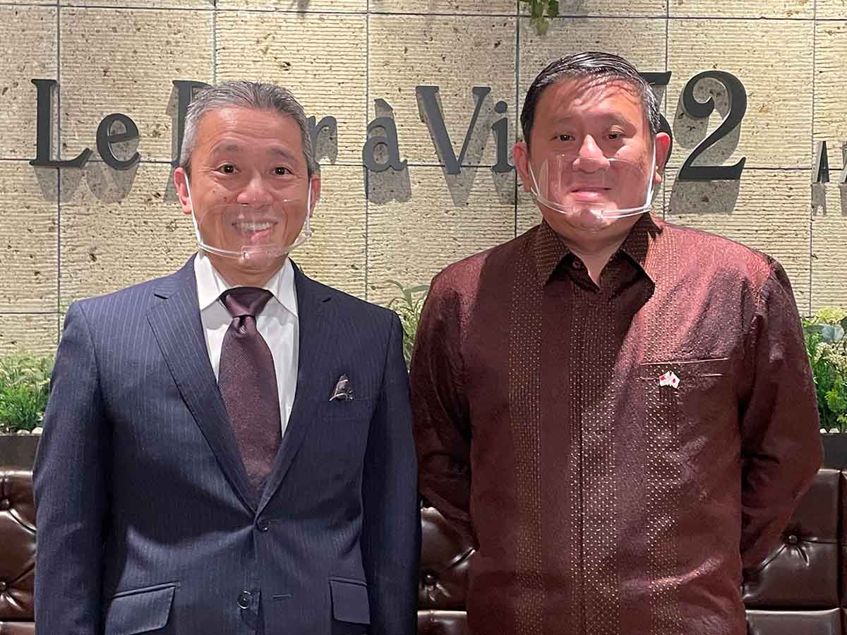 成城石井原社長（左）と駐日シンガポール大使のピーター・タン閣下（右）