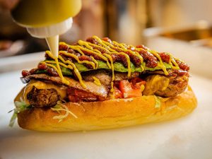 ジャンクフード界の革命児が作るホットドッグ専門店『SKOOKUM HOTDOG DINER』（中目黒）とは？