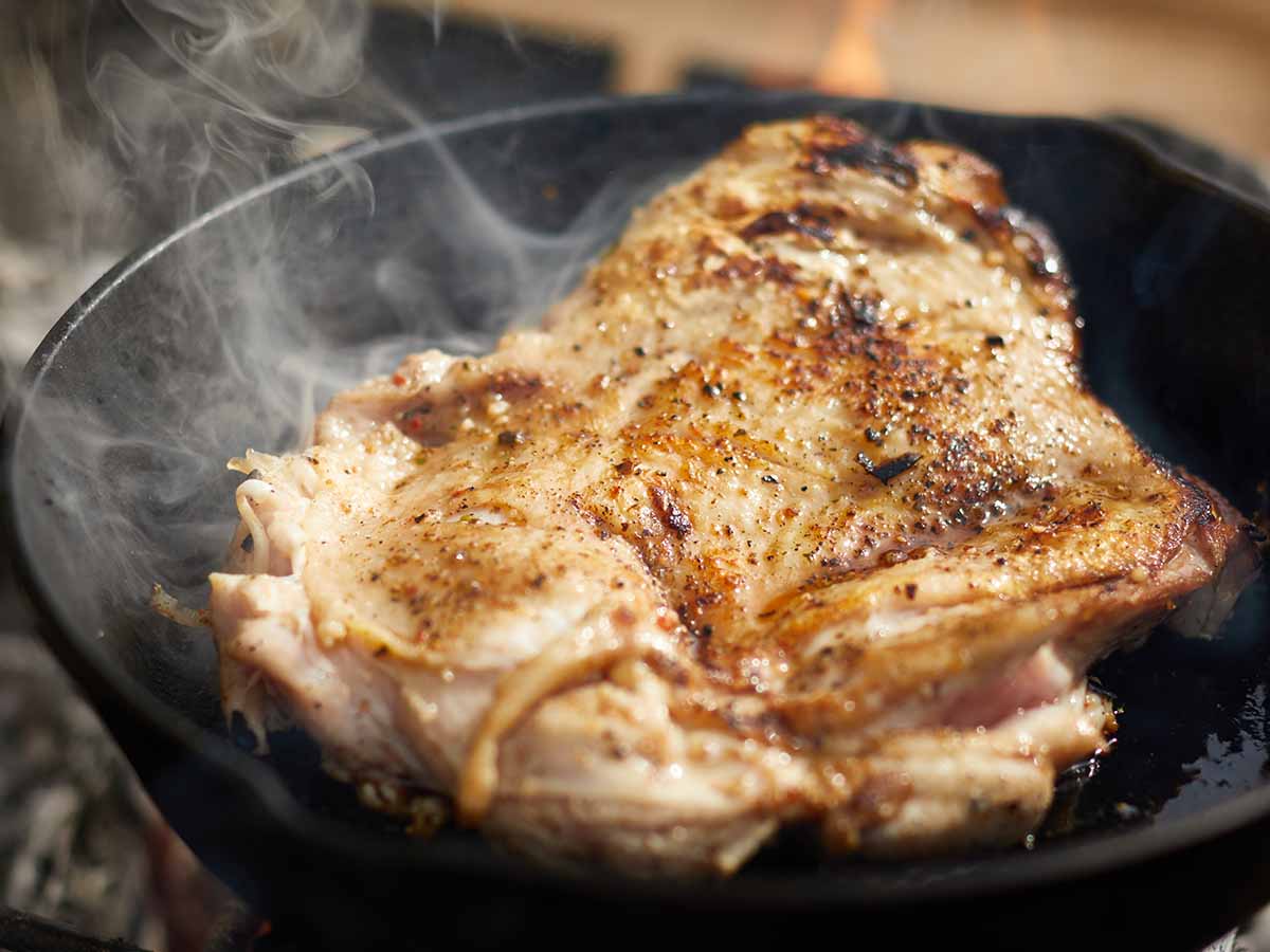 熱が均一に伝わるスキレットを使えば、分厚い肉も失敗なくグリルできる