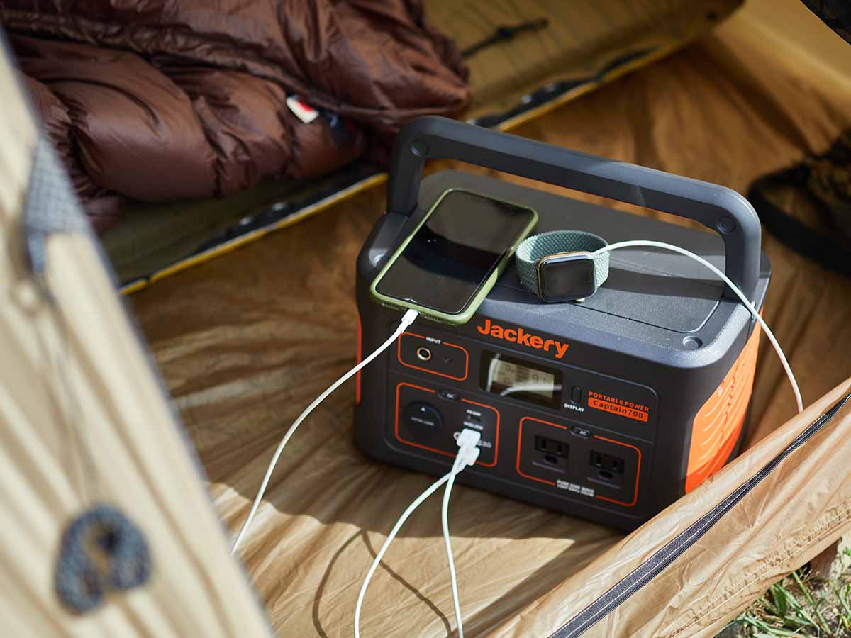 今回のキャンプではジャクリ ポータブル電源708を使用。スマホを約40回充電できる