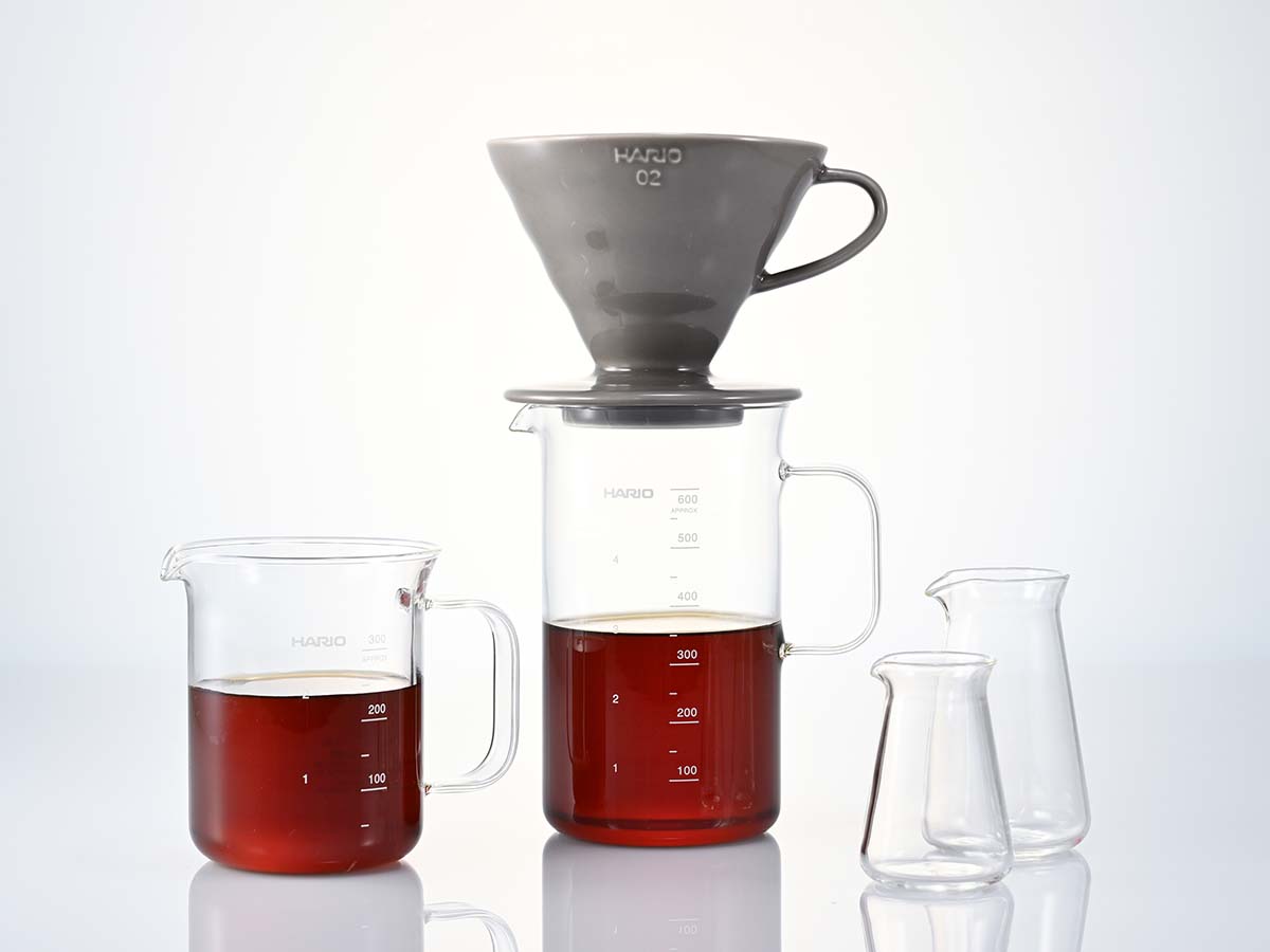 Crafts Scienceラインにはコーヒー用だけでなく、お茶の抽出器具である「コニカルティーピッチャー」や日本酒用の「コニカルSAKEピッチャー」、「ビーカービアマグ」など様々なドリンクウェアを展開