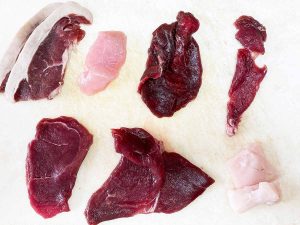写真上段・左からイノシシ肉、ウサギ肉、エゾシカ肉、カンガルー肉。写真下段・左からダチョウ肉、ラクダ肉、ワニ肉