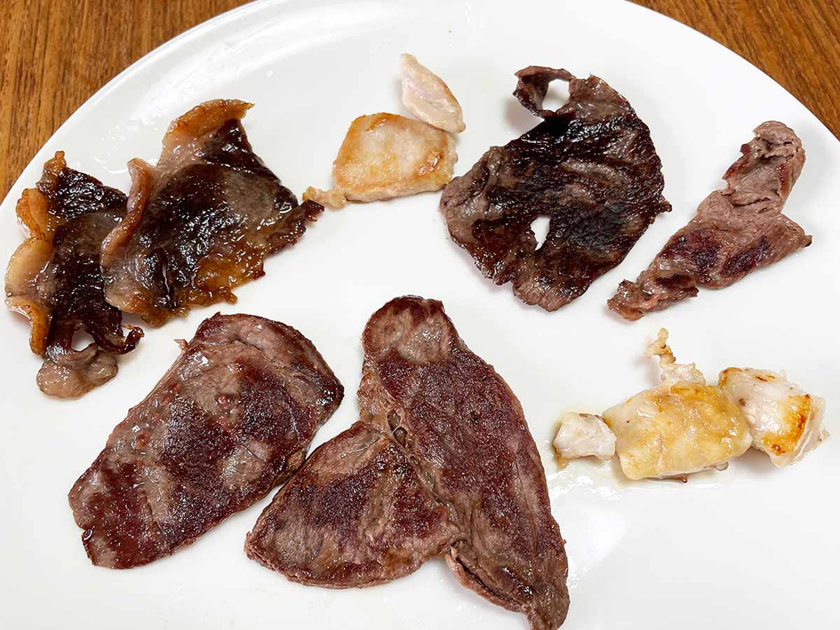 焼き上がった7種のジビエ肉。写真上段・左からイノシシ肉、ウサギ肉、エゾシカ肉、カンガルー肉。写真下段・左からダチョウ肉、ラクダ肉、ワニ肉