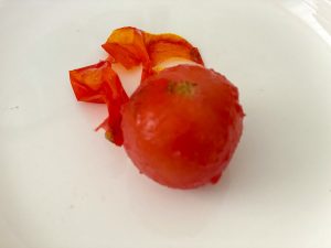 冷凍したトマトの皮は破れて剥きやすくなります