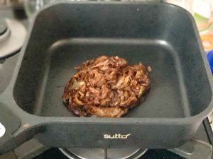 タマネギのスライスを冷凍しておけば、フライパンで炒めること15分ほどであめ色タマネギが完成