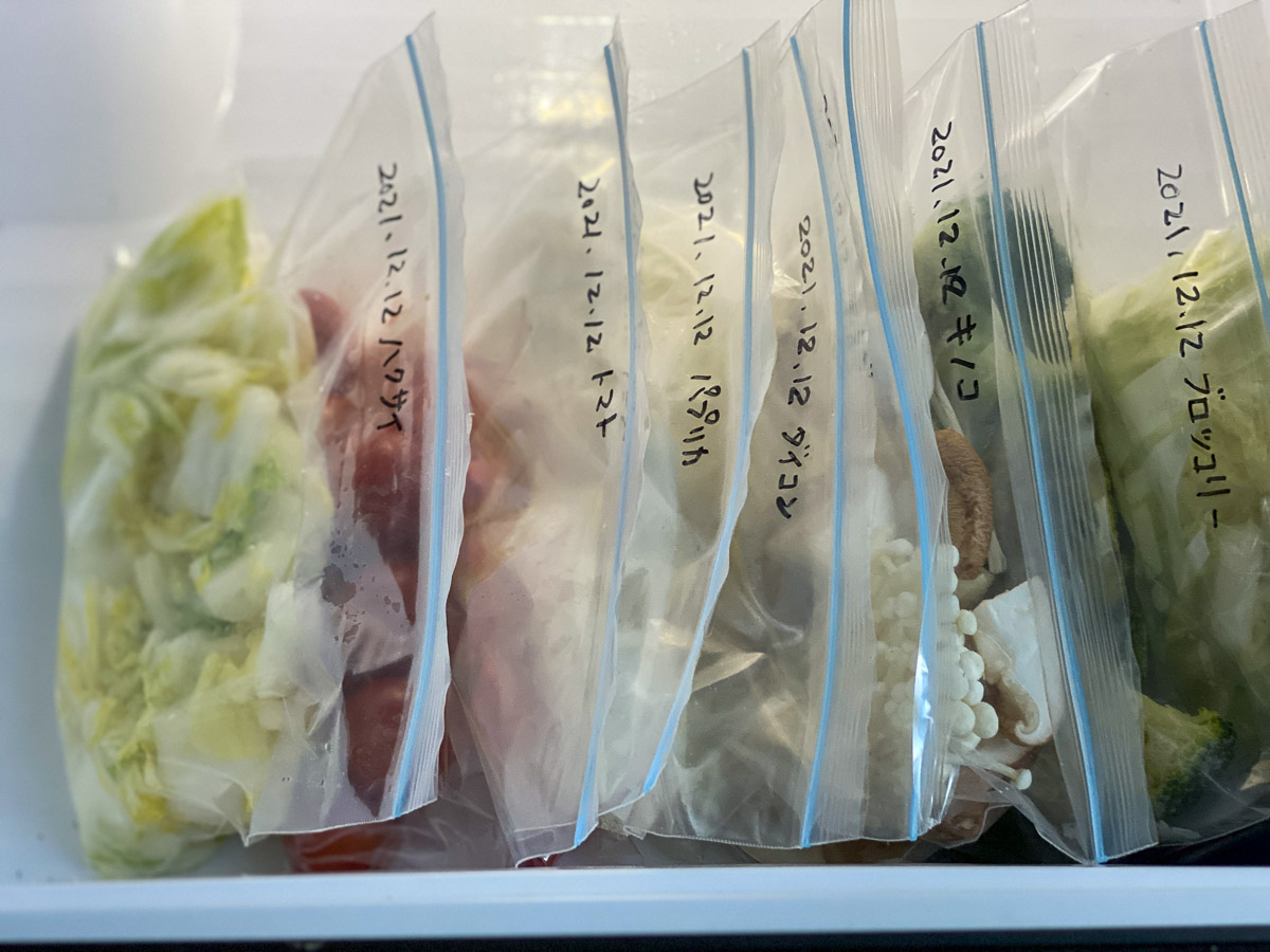 フリーザーバッグに冷凍日・内容を明記してタテに収納すると取り出しやすい