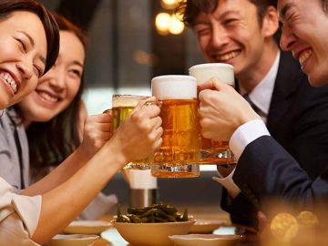 忘年会や飲み会でつい言ってしまう日本独自の文化「とりあえずビール！」の謎に迫る！