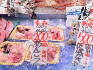 『角上魚類』の店頭で売られていたアンコウ。このうち518円のものをゲット！
