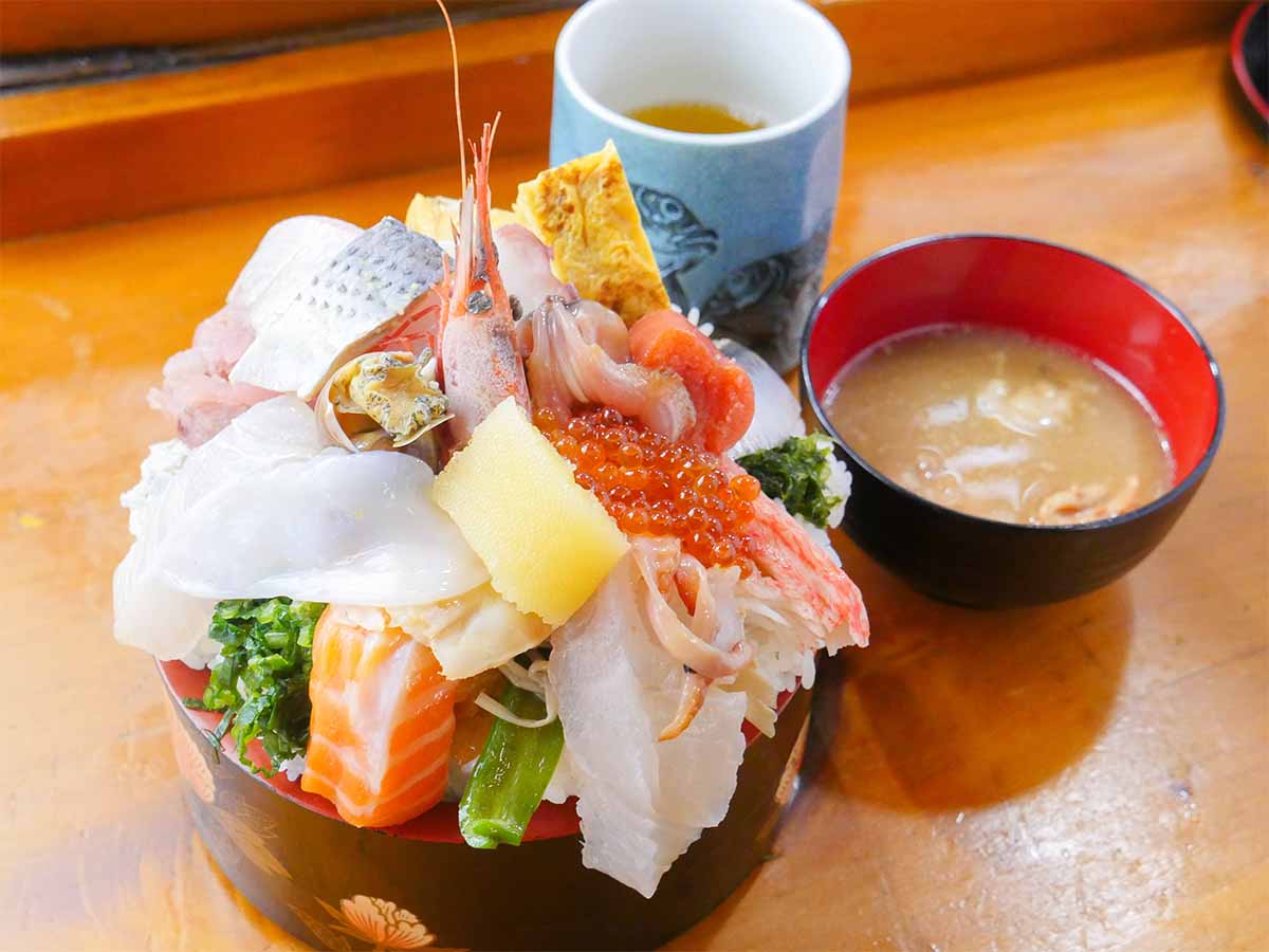 普通でも約1.3kg！？ 国立の『幸寿司』でデカ盛りすぎる「びっくり丼」を食べてきた