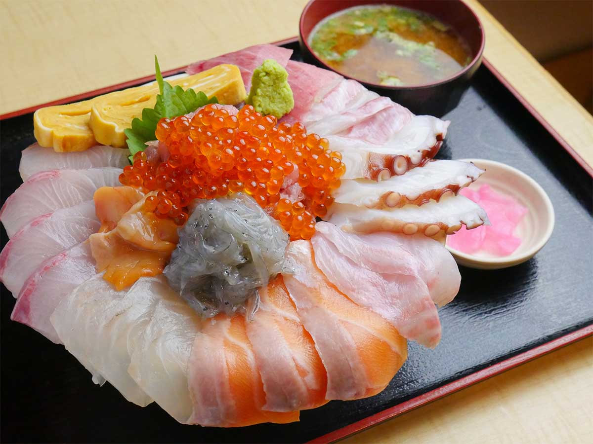 「おまかせ海鮮丼」1500円のゴハン大盛り。ゴハン大盛りの追加料金はなし