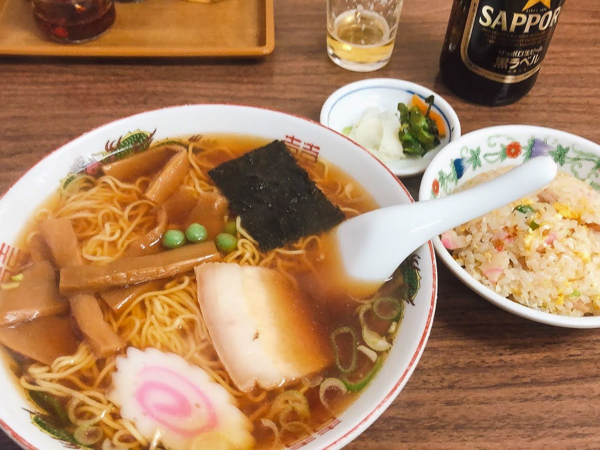 『食堂多万里』のラーメンと半炒飯950円