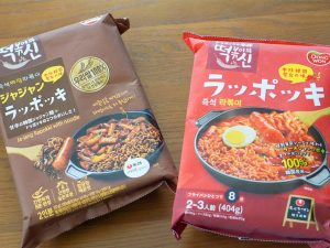 東遠（DONG WON）ジャパンという韓国のメーカーが作っています。通常の旨辛味（赤いほう）と、ジャジャン味の2種類が売っていました。1個678円（オープンプライス）