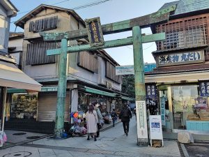江島神社の参道入口に建つ青銅鳥居。店舗はここから歩いて数分