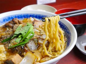 麺は東京を代表する名門製麺所・浅草開化楼の「チーメン」を使用