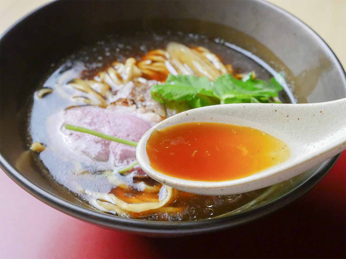 鴨と醤油が融合した美しいスープ。鴨1羽を丸々使っても12食分にしかならない
