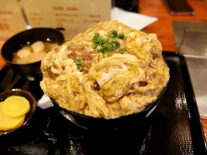 喫茶店なのにカツ丼が旨い 大阪 ポミエ でフルフル玉子の デカ盛りカツ丼 を体験してきた 食楽web